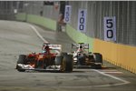 Fernando Alonso (Ferrari) vor Sergio Perez (Sauber) 