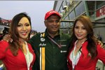 Teamchef und Airliner Tony Fernandes (Caterham) mit zwei AirAsia-Stewardessen