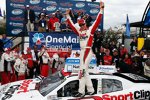 Joey Logano (Gibbs) in der Victory Lane