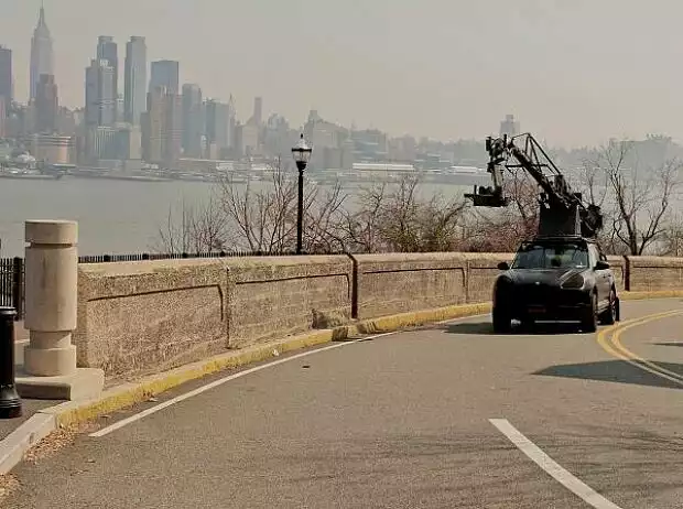 Kamera-Fahrzeug vor der Skyline von Manhattan Titel-Bild zur News: Kamera-Fahrzeug vor der Skyline von Manhattan