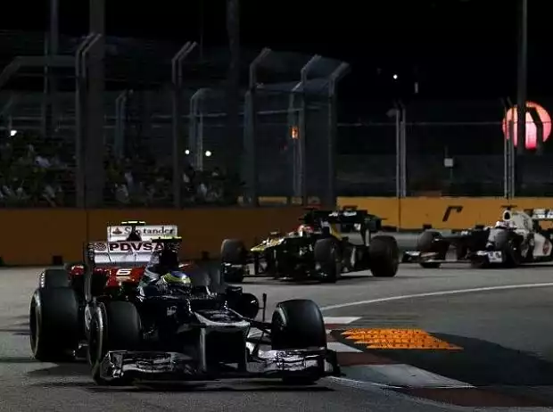 Titel-Bild zur News: Bruno Senna vor Felipe Massa