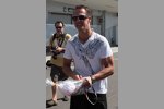 Michael Schumacher (Mercedes) mit einem Geschenk eines japanischen Fans
