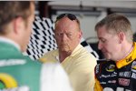 Kasey Kahne und Jeff Burton im Gespräch mit NASCAR-Renndirektor John Darby