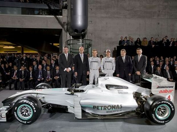 Michael Schumacher, Nico Rosberg, Nick Fry (Geschäftsführer), Norbert Haug (Mercedes-Motorsportchef), Ross Brawn (Teamchef)
