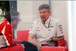Stefano Domenicali (Ferrari-Teamchef) und Ross Brawn (Mercedes-Teamchef) im Gespräch