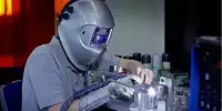 In der Produktion in Köln-Marsdorf gibt es noch viel Handarbeit