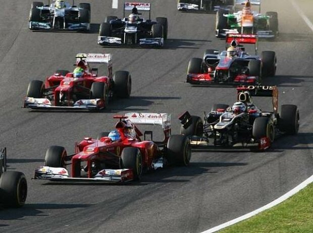 Titel-Bild zur News: Fernando Alonso vor Kimi Räikkönen