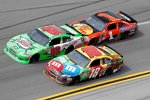 Dale Earnhardt Jun., Kyle Busch und Jamie McMurray im Kampf um die Positionen