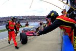 Clint Bowyer (Waltrip) hielt sich lange zurück - vergebens