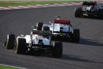 Lewis Hamilton (McLaren) vor und Kamui Kobayashi (Sauber) 