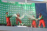 Die Champagner-Dusche beherrschend die schnellsten Slalom-Fahrer schon wie die Profis
