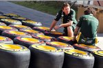 Caterham-Mechaniker bereiten die Reifen für das Wochenende vor