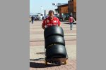 Ferrari-Mechaniker mit drei Pirelli-Reifen