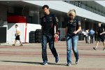 Mark Webber (Red Bull) mit Pressesprecherin Barbara Proeske
