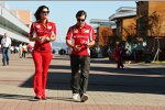 Fernando Alonso (Ferrari) mit Ferrari-Pressesprecherin