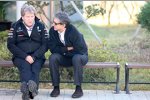 Norbert Haug (Mercedes-Motorsportchef) unterhält sich mit Pasquale Lattuneddu, Bernie Ecclestones rechter Hand