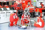 Ferrari-Mechaniker bereiten das Auto auf das Training vor