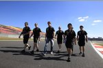 Romain Grosjean (Lotus) geht mit seiner Crew die Strecke ab