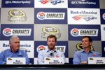 Rick Hendrick, Dale Earnhardt Jun. und Steve Letarte auf der PK in Charlotte