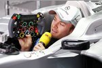 Nico Rosberg (Mercedes) erklärt für einen TV-Beitrag sein Lenkrad