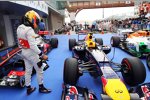 Lewis Hamilton (McLaren) begutachtet das Auto von Mark Webber (Red Bull) 