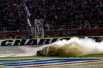 Der Sprit im Waltrip-Toyota von Sieger Clint Bowyer reichte noch für einen Burnout