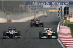 Michael Schumacher (Mercedes) und Paul di Resta (Force India) 