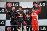 Sebastian Vettel (Red Bull), Mark Webber (Red Bull), Fernando Alonso (Ferrari) und Adrian Newey (Technischer Direktor, Red Bull) 