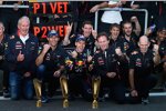 Helmut Marko (Red-Bull-Motorsportchef), Mark Webber (Red Bull), Sebastian Vettel (Red Bull), Christian Horner (Red-Bull-Teamchef) und Adrian Newey (Technischer Direktor, Red Bull) 