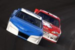 Brian Vickers (Waltrip) im neuen Toyota Camry vor A.J. Allmendinger (Phoenix) im aktuellen Chevrolet Impala