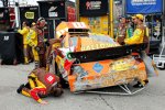 Der Gibbs-Toyota von Kyle Busch nach dem Treffer von Ryan Newman