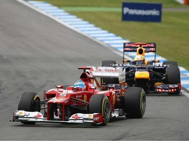 Titel-Bild zur News: Fernando Alonso vor Sebastian Vettel
