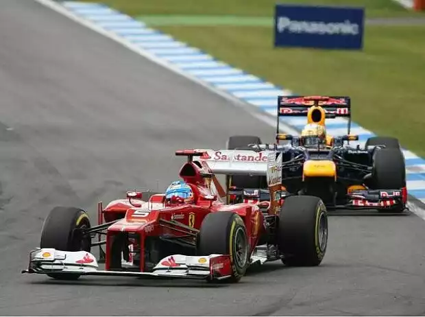 Fernando Alonso vor Sebastian Vettel Titel-Bild zur News: Fernando Alonso vor Sebastian Vettel