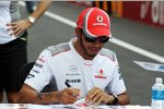 Lewis Hamilton (McLaren) unterschreibt Autogramme