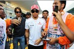 Lewis Hamilton (McLaren), umringt von Fans