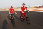 Felipe Massa (Ferrari) und Renningenieur Rob Smedley fahren die Strecke mit dem Fahrrad ab