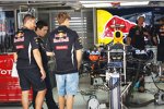 Sebastian Vettel (Red Bull) inspiziert die Box