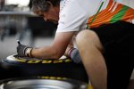 Ein Force-India-Mechaniker beschriftet die Reifen