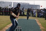 Mark Webber (Red Bull) spielt Kricket mit Gautam Gambhir