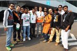 Jules Bianchi (Force India) posiert für Fans zum Gruppenfoto