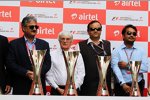 Bernie Ecclestone (Formel-1-Chef) mit dem Management in Noida und den Trophäen für das Rennen