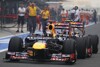 Bild zum Inhalt: Kurios: Webber "schubst" Vettel-Auto in den Parc Fermé