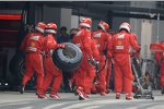 Ferrari-Crew in der Boxengasse
