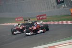 Fernando Alonso vor und Felipe Massa (Ferrari) 