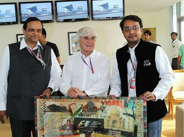 Bernie Ecclestone mit Manoj und Samir Gaur