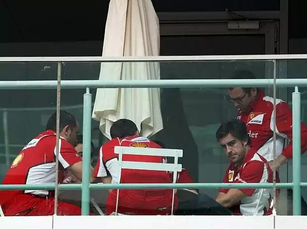 Fernando Alonso und Stefano Domenicali bei einem Ferrari-Meeting Titel-Bild zur News: Fernando Alonso und Stefano Domenicali bei einem Ferrari-Meeting