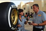 Pirelli-Ingenieur Mario Isola mit TV-Reporterin Laia Ferrer