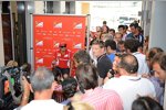 Großer Medienandrang um Fernando Alonso (Ferrari)