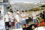 Pedro de la Rosa (HRT) und Narain Karthikeyan (HRT) mit einem Formel-1-in-der-Schule-Team