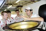 Pedro de la Rosa (HRT) und Narain Karthikeyan (HRT) mit einem Formel-1-in-der-Schule-Team